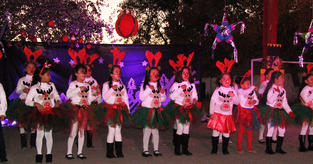 Escuela primaria Modelo clausura el año con festival navideño