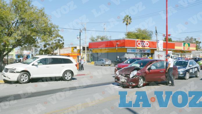 Proyecta  camioneta  contra plaza