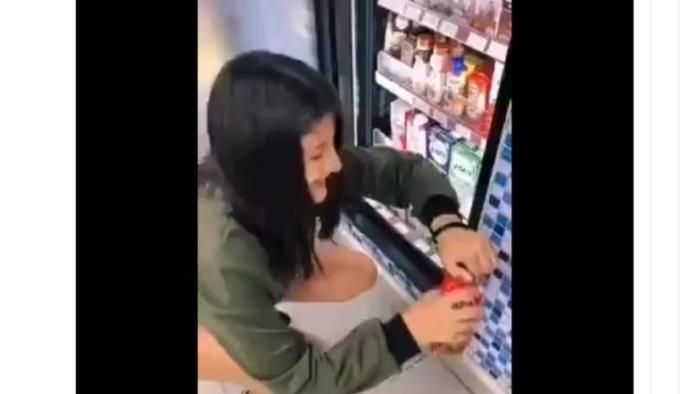 Video: La llaman ‘Lady puerca’ en redes, bebe leche de envase y lo devuelve al refrigerador