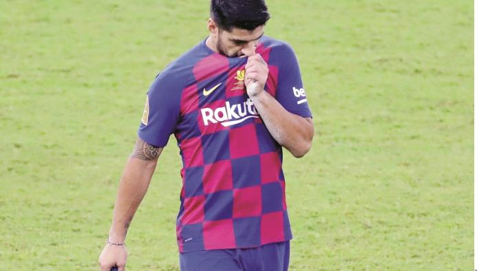 Llora Suárez en su despedida del Barsa