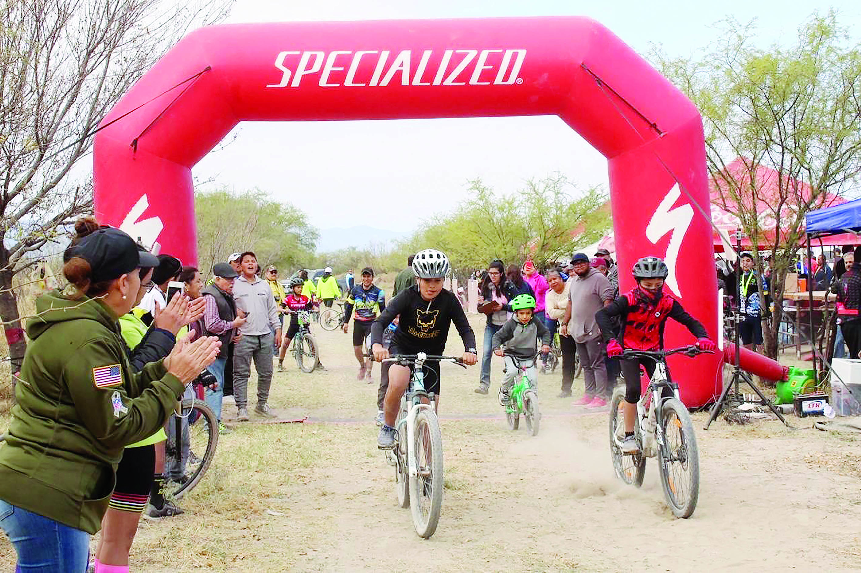 Acompaña Gladys a ciclistas de montaña