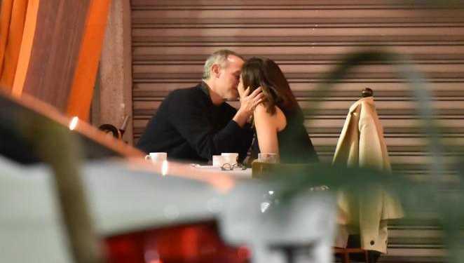 Twitter reacciona con MEMES al beso de López-Gatell a su novia