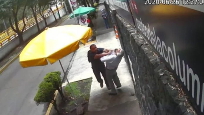 Buscan a sujeto que golpea a mujer y a hombre mayor en la calle (Video)