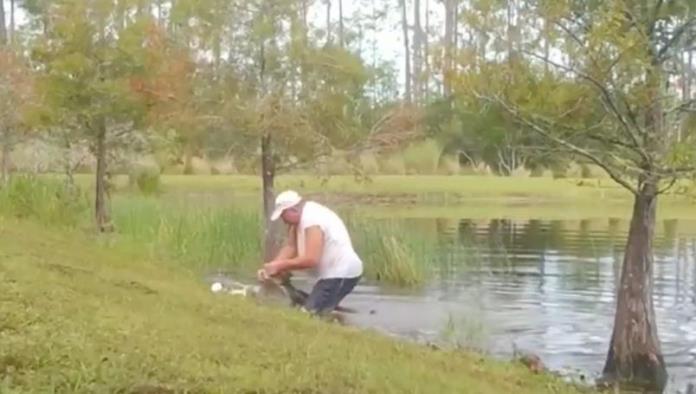 Lucha contra lagarto para salvar la vida de su perrito (VIDEO)