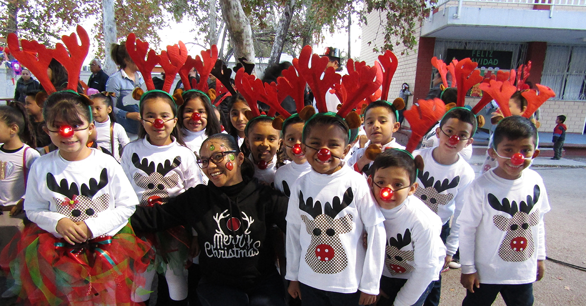 Escuela primaria Modelo clausura el año con festival navideño