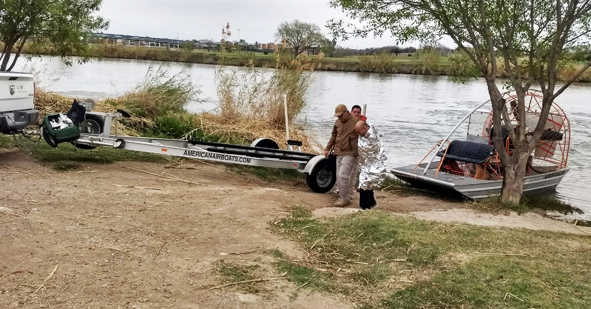 Rescatan a joven en el Río Bravo