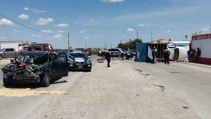 Choque volcadura  ante asuntos viales, buscan arreglo entre participantes