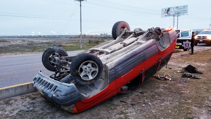 Vuelca camioneta robada