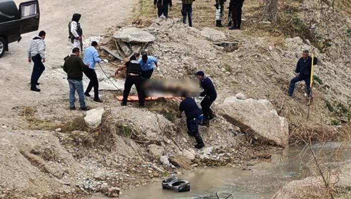 Encuentran muerta a mujer en arroyo