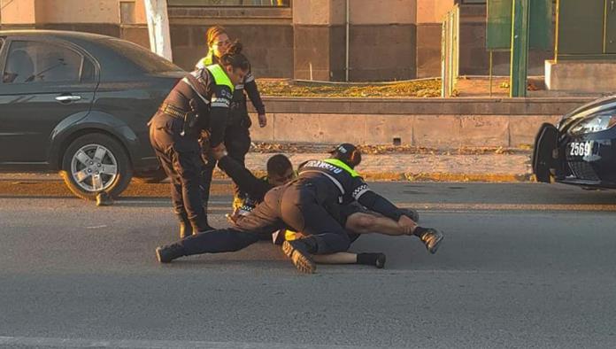 Agrede a policía