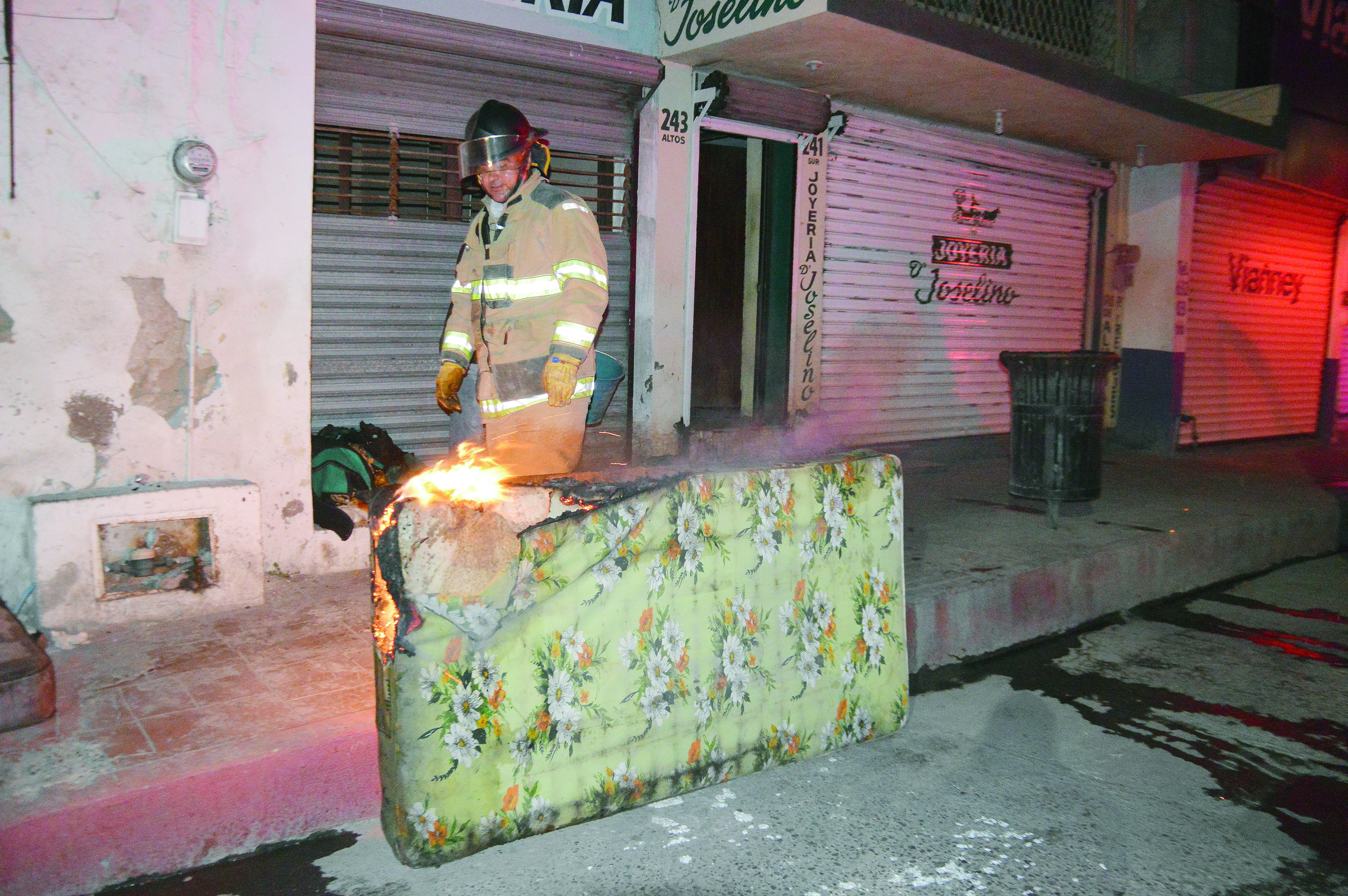 Corto en joyería  desata incendio