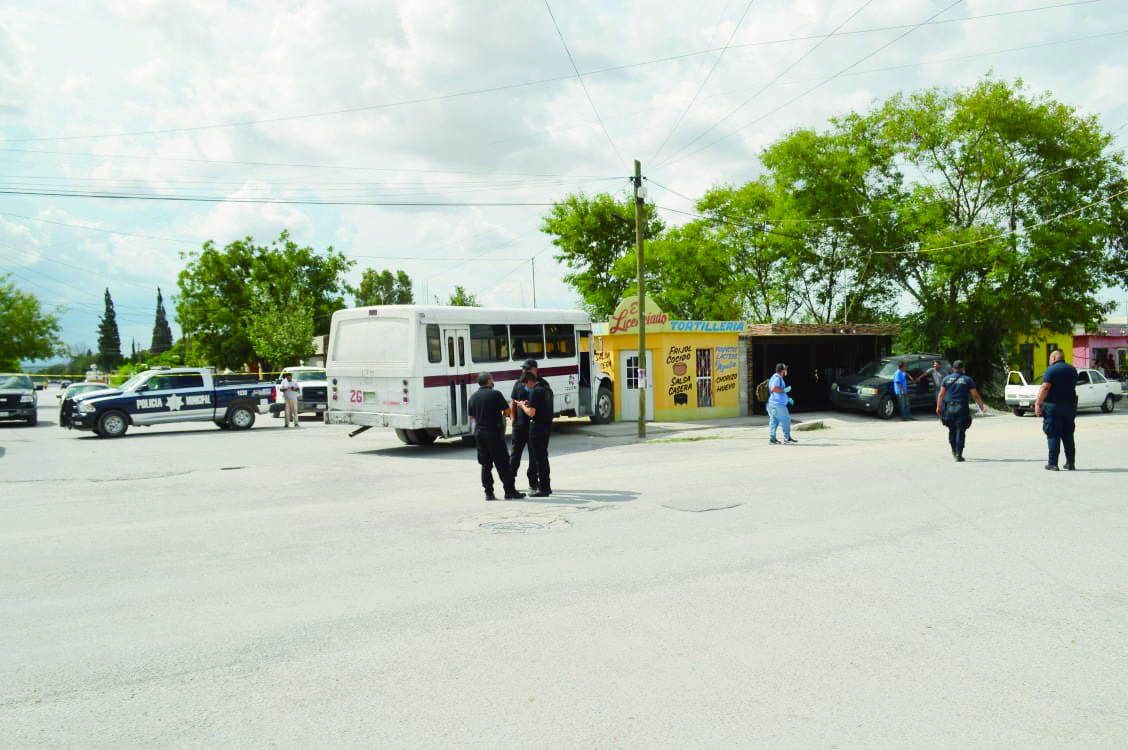 Muere infartado y choca tortillería