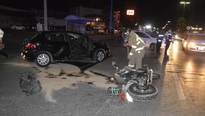 Da ‘cerrón’ a motociclista y lo manda a volar