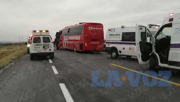 Choque desigual de tráiler con camión