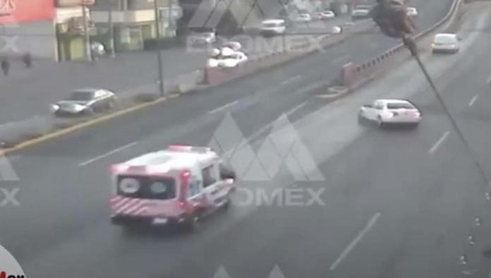 Auto intenta ganar el paso y provoca fuerte choque con ambulancia en Ecatepec (Video)