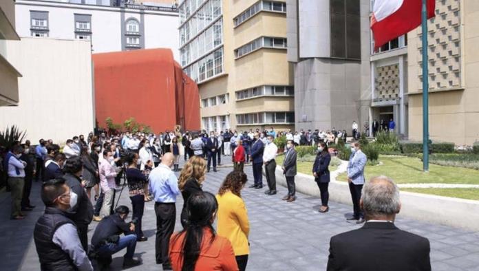 IMSS rinde un minuto de silencio a víctimas de Covid-19, y da aplausos a los trabajadores de salud