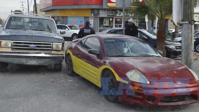 Choca abuelito auto de Policía