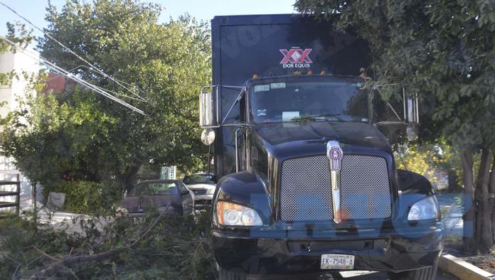 Destroza con camión árboles de la Miravalle