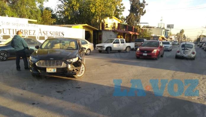 Destroza auto en accidente