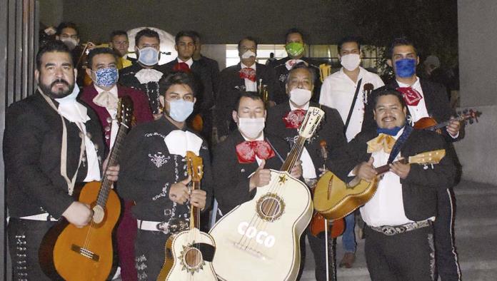 Llevan mariachis serenata al IMSS