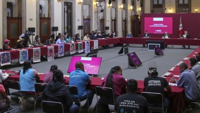 AMLO se reúne con familiares de los 43 normalistas de Ayotzinapa: Compromiso es por la verdad. No claudicaremos