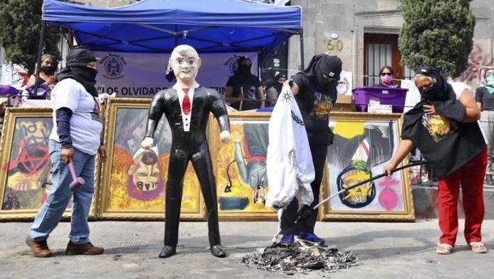 Feministas queman piñata de AMLO y rompen cuadro de Hidalgo