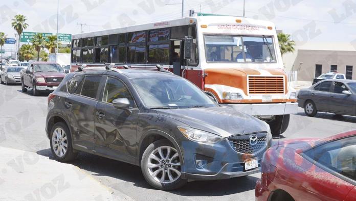 Se ‘vuela’ rojo y choca Mazda