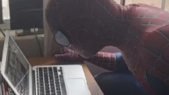 Maestro de Tijuana se viste de Spiderman para dar clase virtual