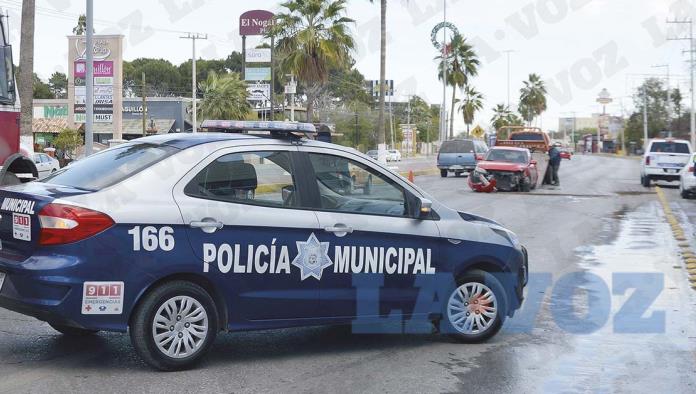 Rebota auto en camellón