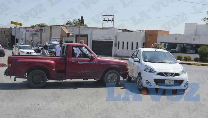 Causa accidente frente a rotonda