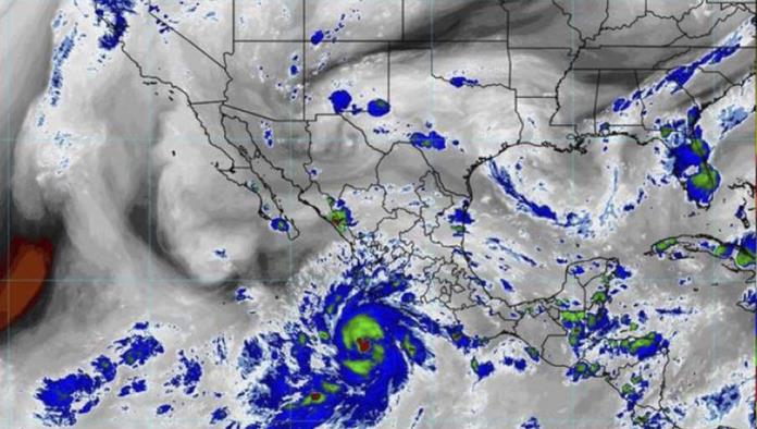 Genevieve se intensifica en huracán categoría 2 y sigue acercándose a costas de México