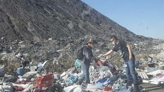 Entrega grupo de jóvenes alimentos a personas vulnerables