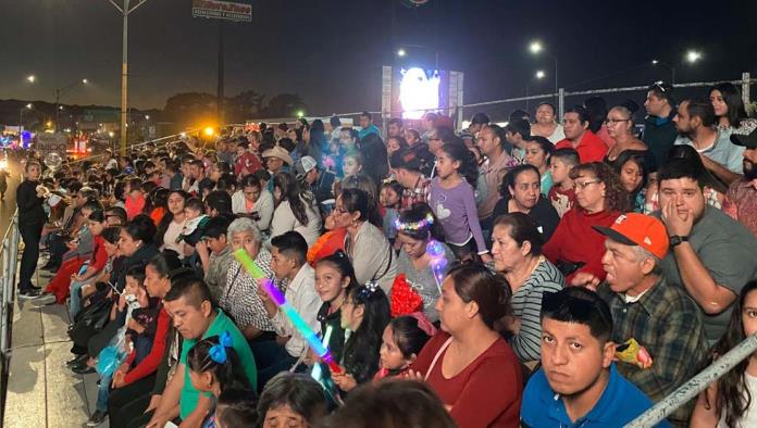 Rompen récord en el desfile navideño