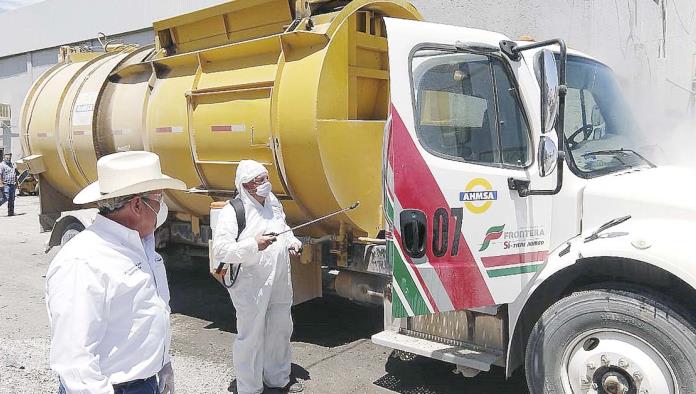 Sanitizan camiones de limpieza