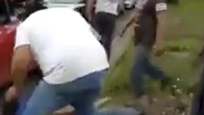 Comerciantes detienen y golpean a supuesto ladrón de flores en Cuemanco (Video)
