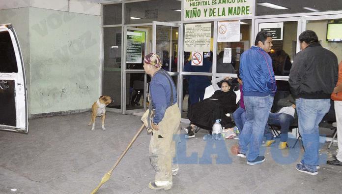 Espera perro a dueño afuera de urgencias