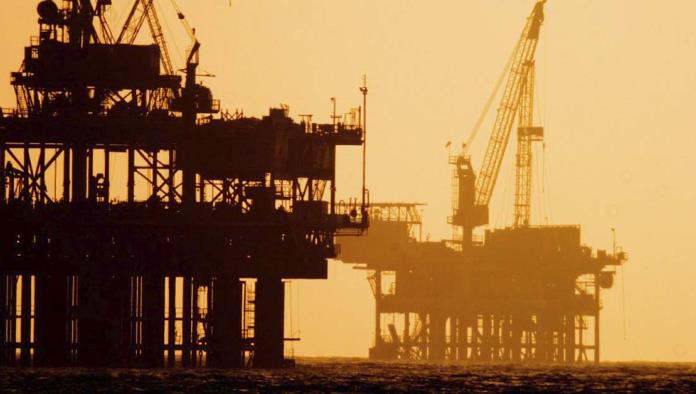 Operadores de empresas petroleras en México suspenden labores por Covid-19
