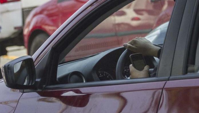 Aprueba Senado prohibir a conductores usar el celular mientras manejan en carreteras