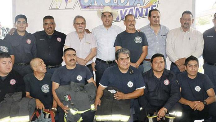 Felicita Paredes a los Bomberos