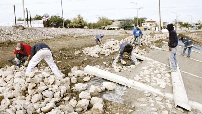 Inicia el empedrado en el Río Monclova