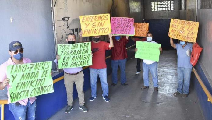 Protestan ex obreros en oficinas de AHMSA