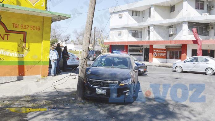 Incrusta auto en poste de Telmex