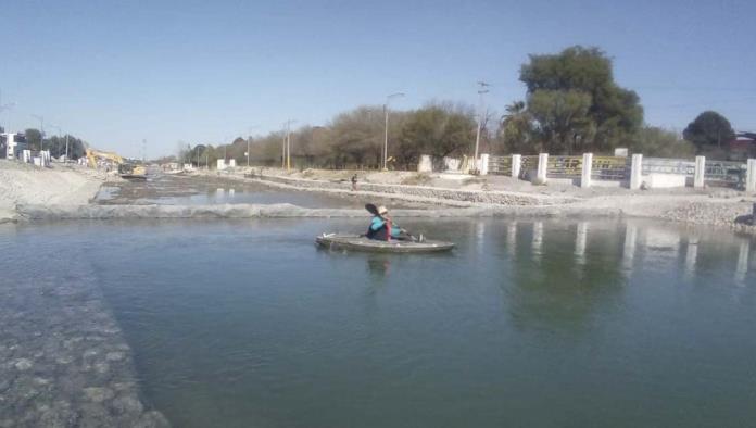 Pasea en el río en un ‘kayak’