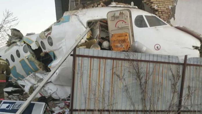 Avión con al menos 100 personas se estrella en Kazajistán