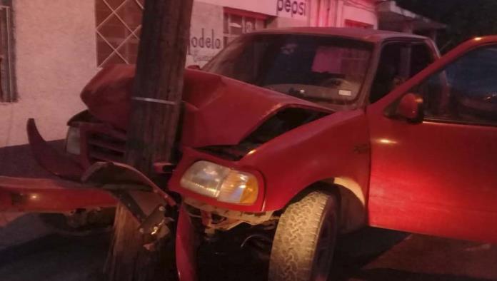 Un lesionado al chocar con poste