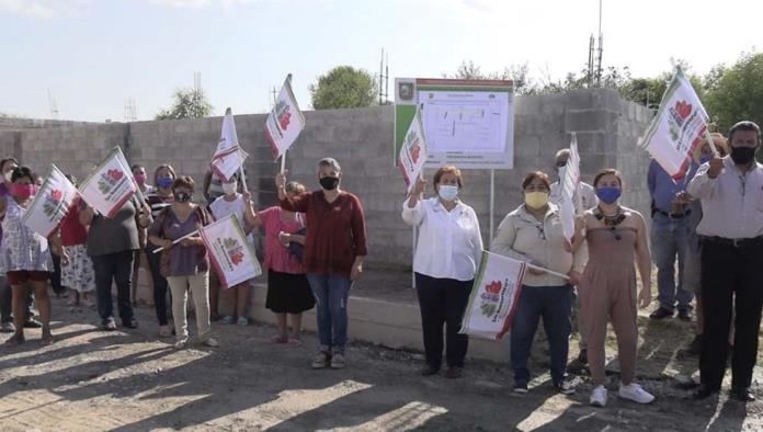 Lleva Gladys obras a más colonias de San Buena