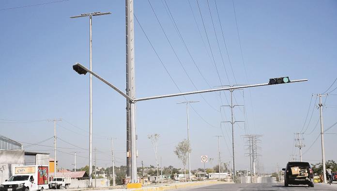 Colocan semáforo  en la Av. Sidermex