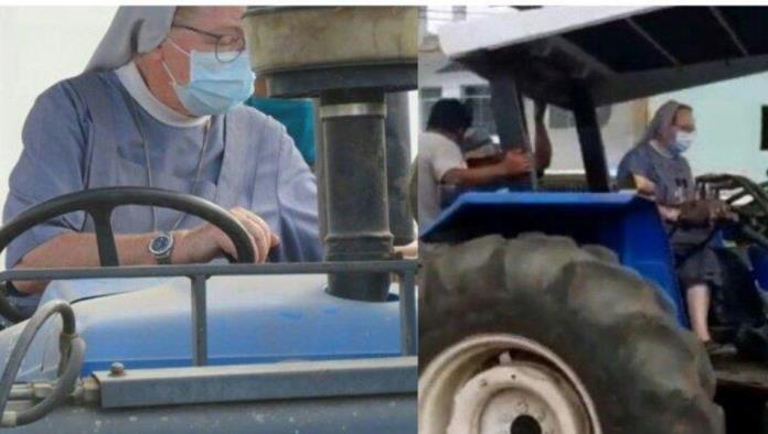 A bordo de un tractor, monja sale a desinfectar las calles por coronavirus