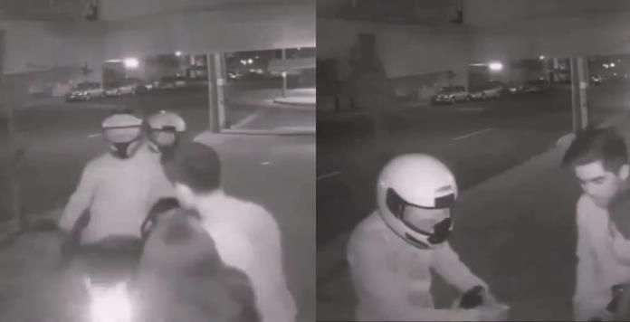 Ladrones en moto se suben a la banqueta para asaltar a una pareja (VIDEO)