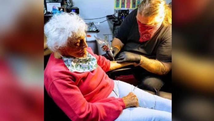 Mujer de 103 años se hace primer tatuaje tras salir de cuarentena